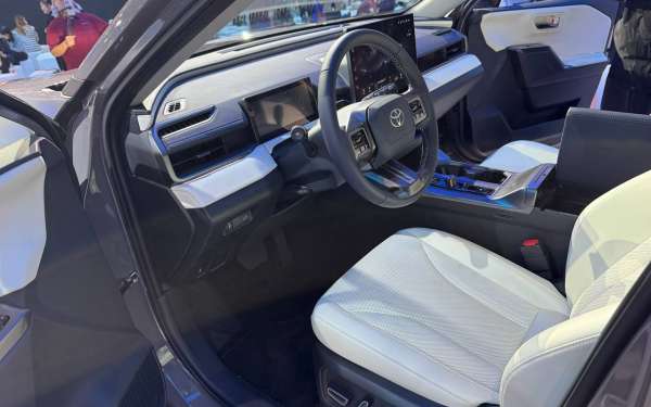 
            Toyota представила кроссовер RAV4 нового поколения. Взгляните на него
        