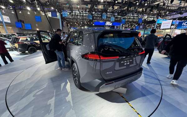 
            Toyota представила кроссовер RAV4 нового поколения. Взгляните на него
        