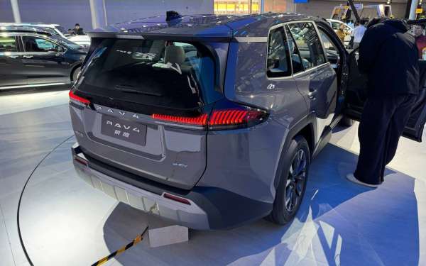 
            Toyota представила кроссовер RAV4 нового поколения. Взгляните на него
        