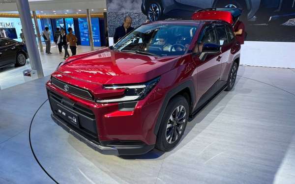 
            Toyota представила кроссовер RAV4 нового поколения. Взгляните на него
        