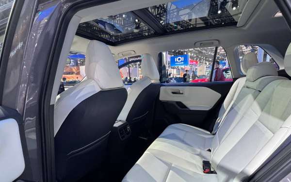 
            Toyota представила кроссовер RAV4 нового поколения. Взгляните на него
        