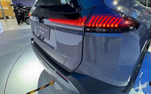 
            Toyota представила кроссовер RAV4 нового поколения. Взгляните на него
        
