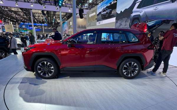 
            Toyota представила кроссовер RAV4 нового поколения. Взгляните на него
        