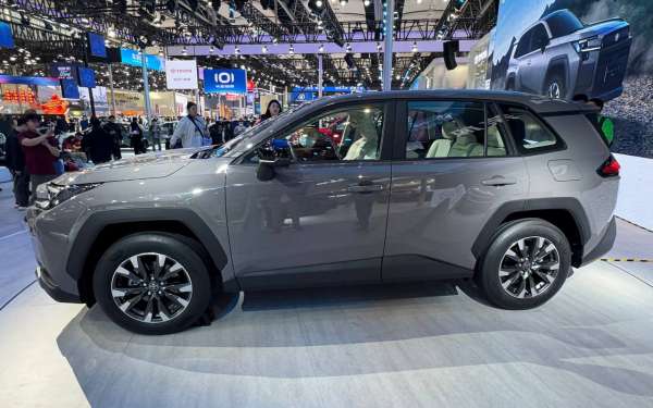 
            Toyota представила кроссовер RAV4 нового поколения. Взгляните на него
        