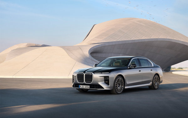 
            Новые BMW 7 и Mercedes S-Class: подробный обзор изменений и цены
        