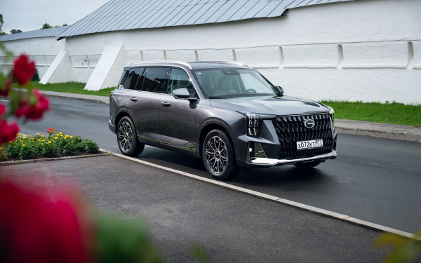 
            Кошачий массаж, бейби-джойстик, умная подвеска. Тест нового Geely Monjaro
        