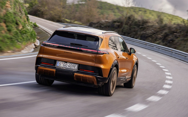 
            Под звук фена для волос. Первый тест нового Porsche Cayenne Turbo
        