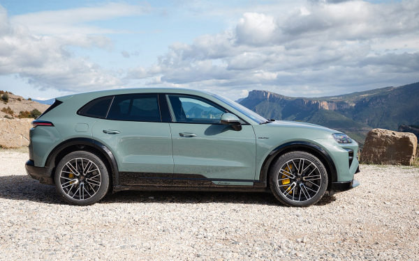 
            Под звук фена для волос. Первый тест нового Porsche Cayenne Turbo
        